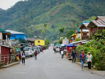 Scène de rue ensoleillée à Antananarivo.